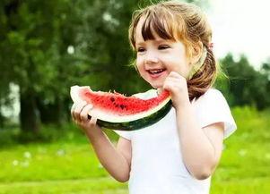 拍照遇到吵架吃瓜,拍照偶遇吵架，吃瓜群众围观成焦点