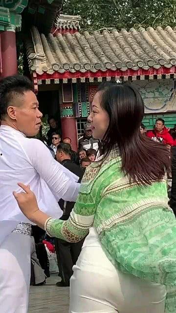 山东济宁夫妻吃瓜,甜蜜生活里的欢乐瞬间