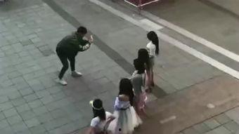 楼下吃瓜偶遇情侣,浪漫瞬间引围观