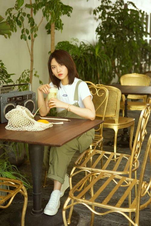 坐板凳吃大瓜,夏日休闲新风尚