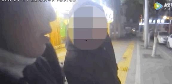 路人吃瓜被警察抓,一场意外引发的街头风波